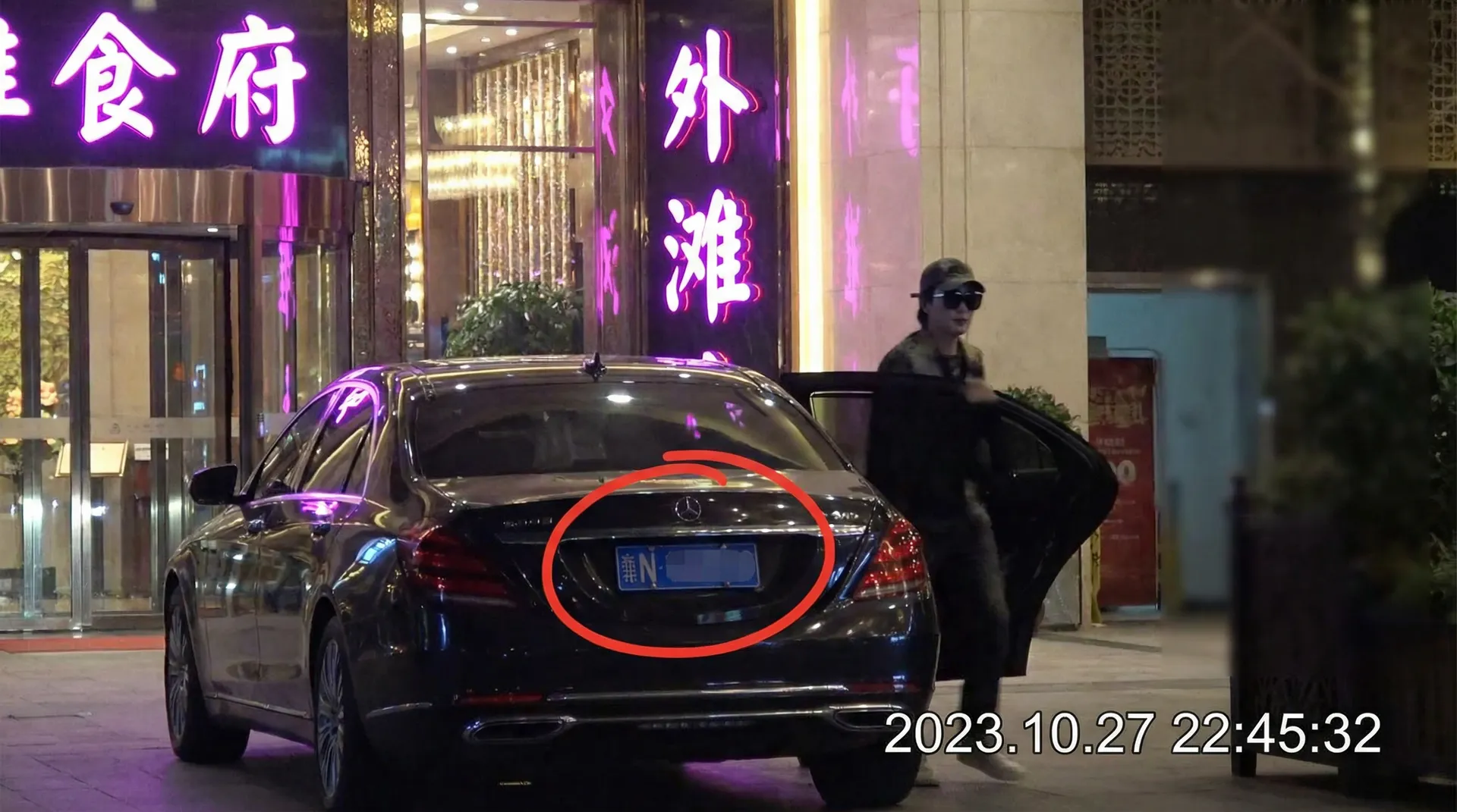12BET娱乐 - 豪车餐厅外偷拍